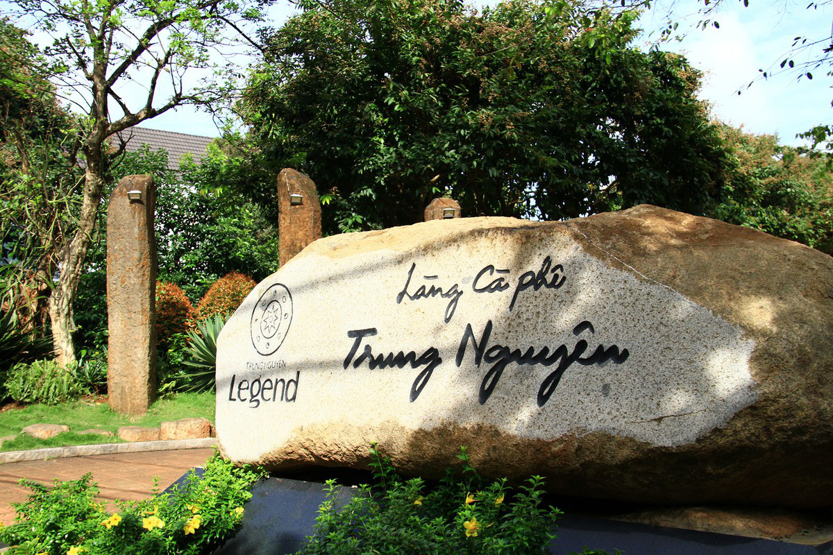 Đến làng cà phê Trung Nguyên ở Đắk Lắk ấn tượng với kiến trúc nhà Việt cổ